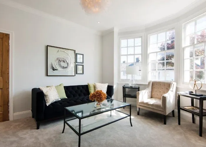 Modern Family Home In London Close To Amenities And Train